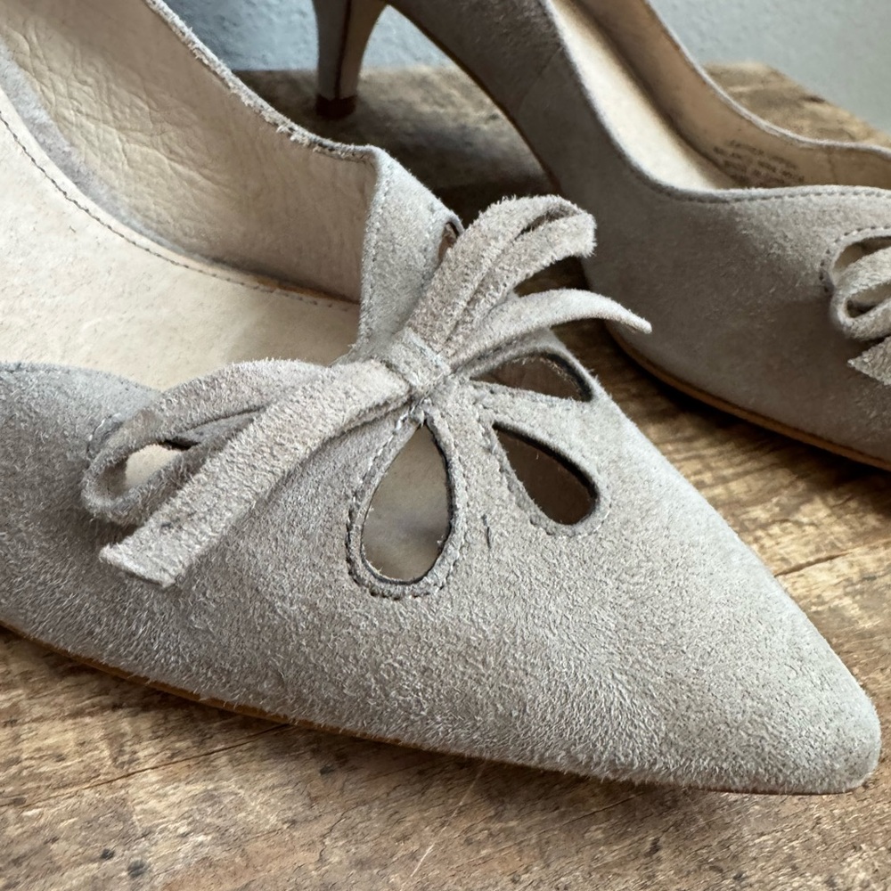 NWT Joan & David Tan Suede Kitten Heel Cut Out Bow Details Womens size 9.5 - Picture 3 of 6